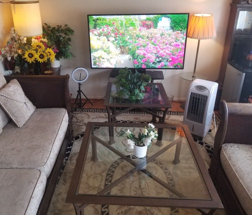 EXCELLENT CONDITION MATCHING COFFEE & END TABLE, MADE WITH METAL AND GLASS, BEAUTIFUL. $70