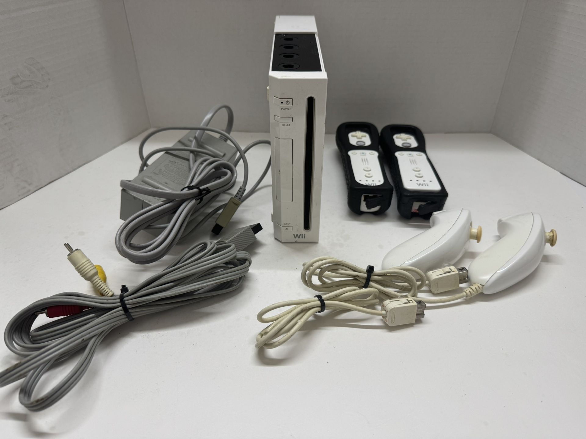 Nintendo Wii Bundle RVL-001 White w/ 2 Wiimotes & 2 Nunchucks - GameCube Comp.