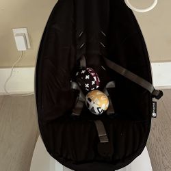 4moms mamaRoo Swing + 4moms Bassinet 