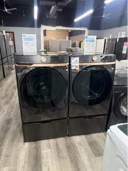SAMSUNG BRUSHED BLACK 5.0 CU FT EXTRA LARGE CAPACITY FRONT LOAD WASHER WITH STEAM & 7.5 CU FT GAS DRYER SET WITH LAUNDRY PEDESTALS 🔥🔥