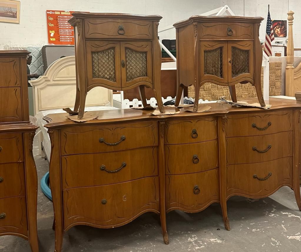 Beautiful 4pc Wood Dresser Chest Nightstand Set for Sale in Fort