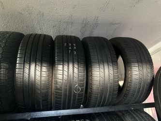 SET OF TIRE 235 60 17 MICHELIN 85% LIFE