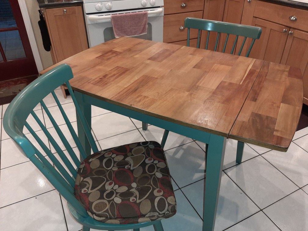 Dining table and 4 chairs with cusions