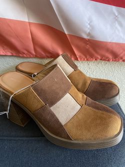 Size 9.5 Universal thread Cloggers 