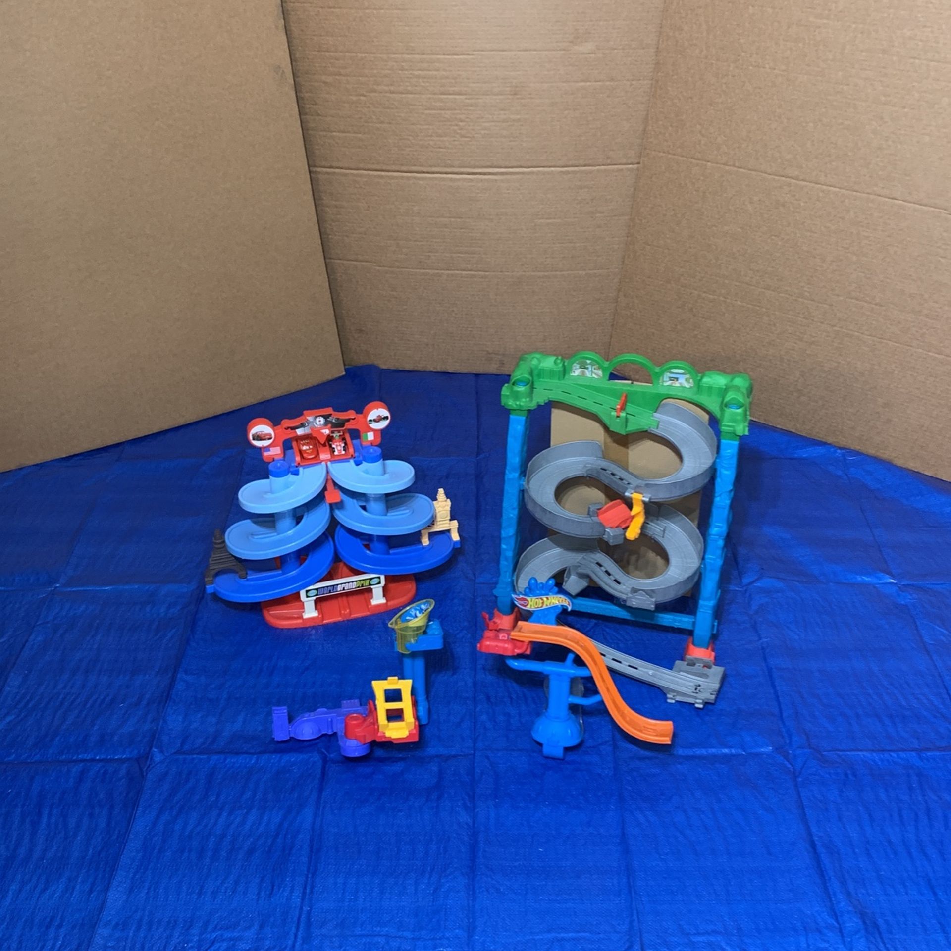 Hot Wheels Lightning McQueen Cars 2 Tracks