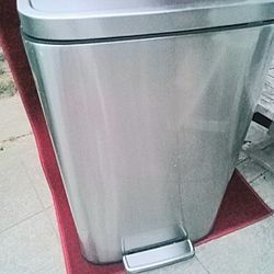 Stainless Steel 13 Gallon Trash Bin USED