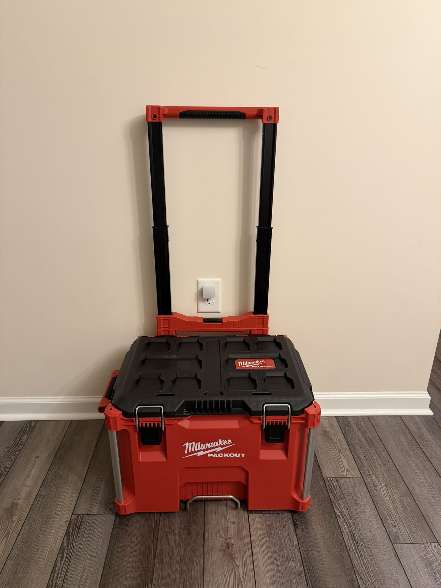 Milwaukee PACKOUT 22 in. Rolling Modular Tool Box Low Profile Handle new