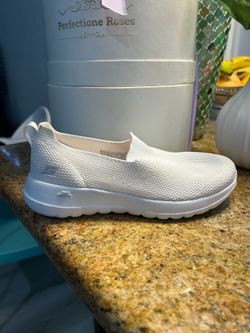Skecher brand new slip on ivory/white no box size 6.5 (2 ) lady