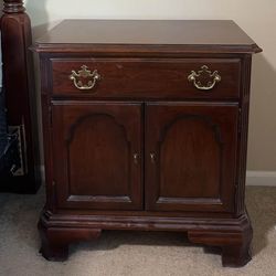 Set of 2 Vintage Drexel Nightstands
