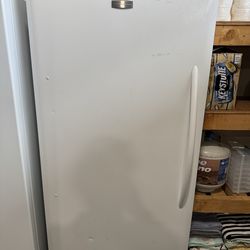 FREEZER AND REFRIGERATOR