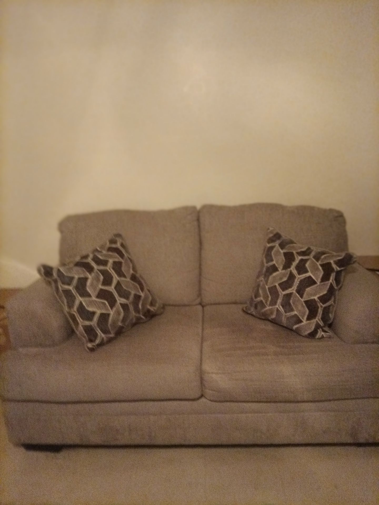 Beige/khaki living rm set w/6 pillows