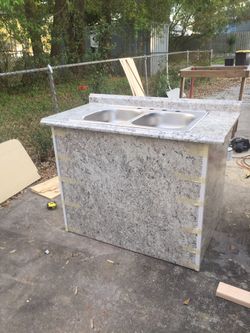 Self sustained portable sinks