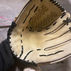Easton Synergy Glove And Ball 