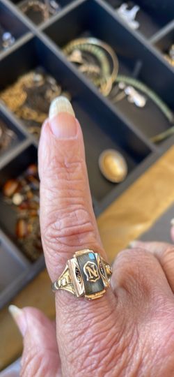 10 kt gold 1965 ladies class ring size 8 with N initial over stone