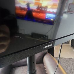 Samsung Smart 32 Inch TV.. With Adjustable Tv Stand