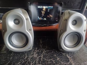 KLIPSCH BOOKSHELF SPEAKERS $40 FINAL PRICE READ DESCRIPTION AND SEE ALL PICTURES