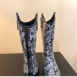 Size 8 Bops rain boots by Beehive