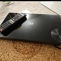 Samsung Blu-ray 3D Player with Remote With 26 Blu-ray Movies