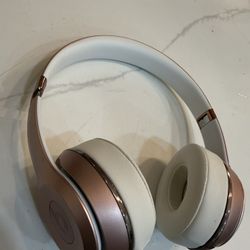 Rose Gold Wireless Beats Solo 3
