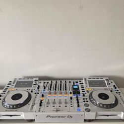 Pioneer CDJ-2000NXS2 + DJM-900NXS2 White LTD Edition Full Set Up