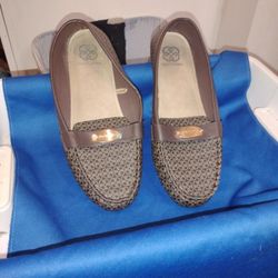 Used Gray Shoes Size 9m