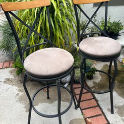 2 Swivel Bar Stools