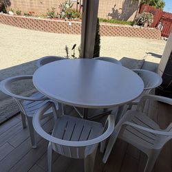 Beautiful Patio Chairs 🪑 (Plastic) and Table.