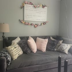 Daybed/pillows/wall Art/flowers/lamp