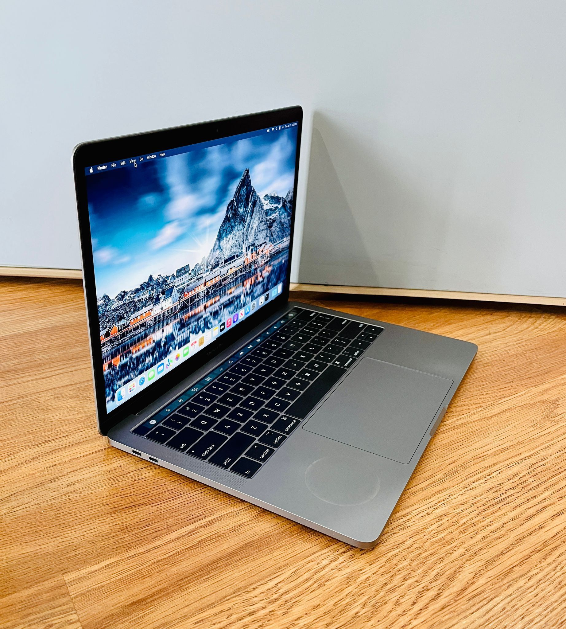 Apple MacBook Pro 13” 2019 TouchBar Core i7 16GB 256GB SSD $775