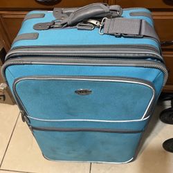 24 inch Traveler’s Club Luggage with wheels 