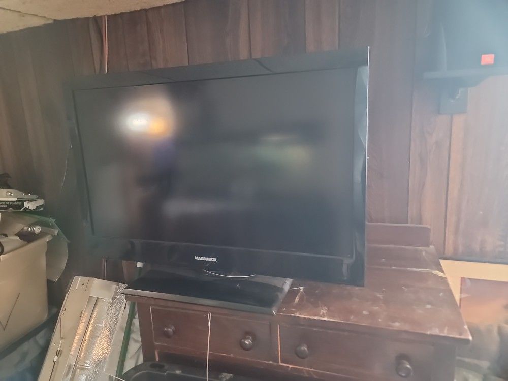 MagnavoX regular FLAT Screen TV