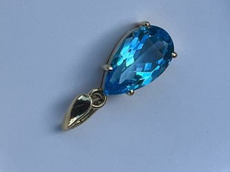 14k Yellow Gold Pendant blue Topaz