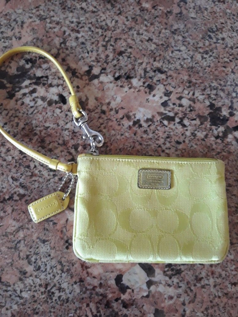 Coach wristlet. Great condition. 