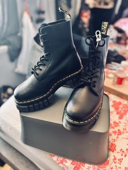 *NEW* Dr. Martens (W) Audrick 8-eye Boot