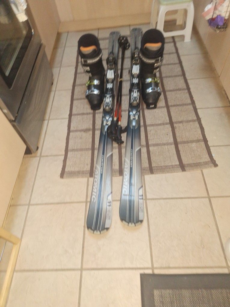 176 Cm Atomic Skis Salomon Boots 30.5 Poles