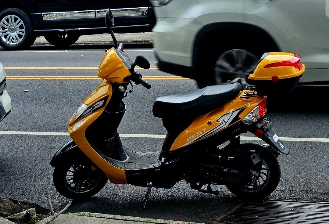 49cc Moped ALMOST NEW (READ DESCRIPTION)