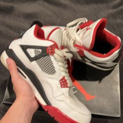 Jordan 4 Fire Red Size 9.5