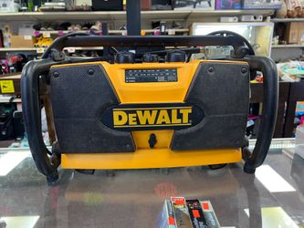DeWalt DW911 worksite radio and charger