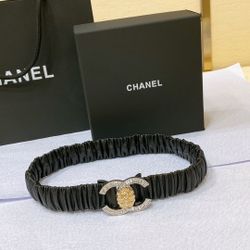 A fashionable and versatile belt for women