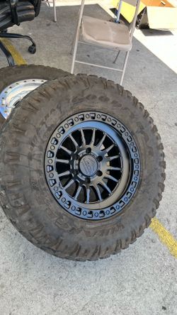 Set de rines nuevos con llantas 285/70/17 Goodyear usadas en buenas condiciones a las 4 con el 80% de vida