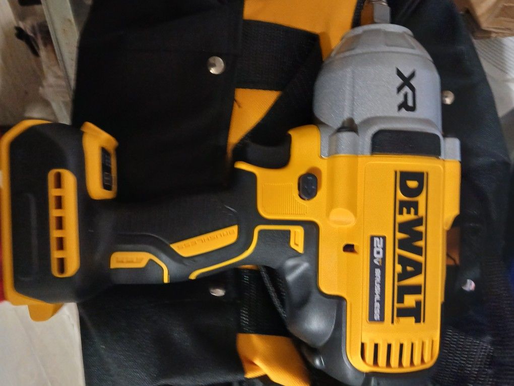 DEWALT 20V MAX Cordless Impact Wrench Kit