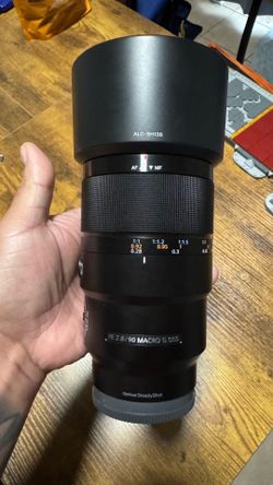 Sony FE 90mm f/2.8 Macro G OSS Lens