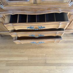 1960s China hutch very good shape