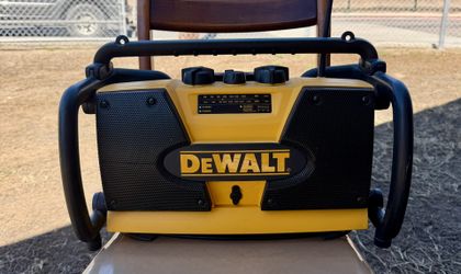 DEWALT DW911 Heavy-Duty AM/FM/ AUX Radio Great Condition $85 OBO
