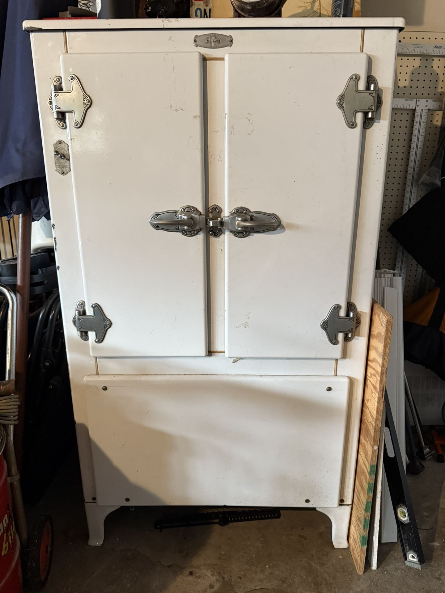 ANTIQUE FRIGIDAIRE AP 7 1930S PORCELAIN REFRIGERATOR