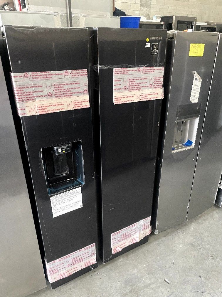 Samsung 36” Side By Side Refrigerator black steel $1000