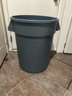 44 gallon trash can ( like new)