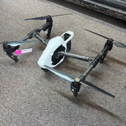 T600 Inspire 1 Drone DJI With Remote Camera Gimbal 2 Batteries & Accessories In Case