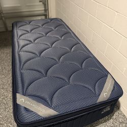 The DreamCloud Premier Rest, Twin XL, Like New, Perfect Condition