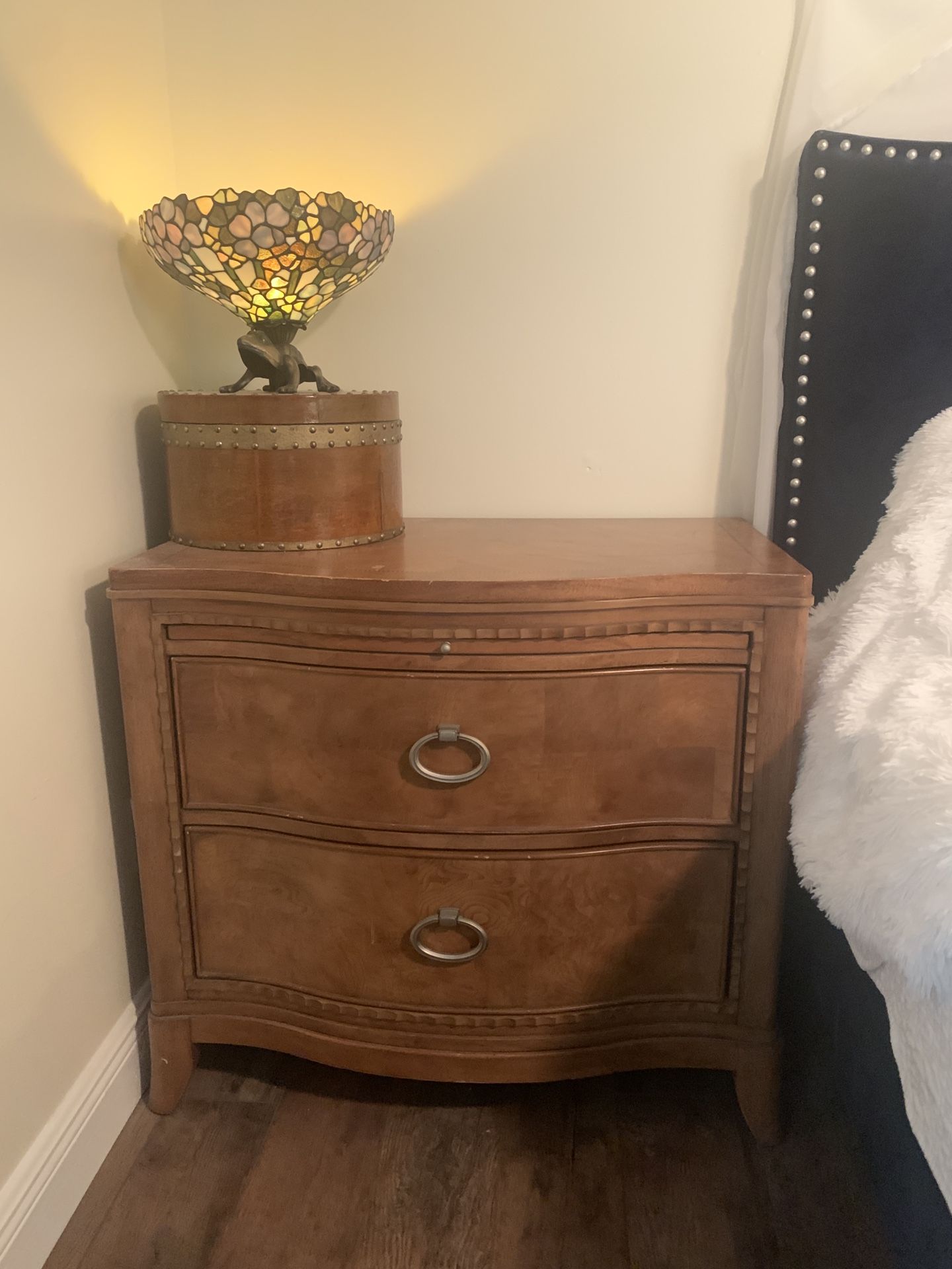 <> BEDside End Table <>